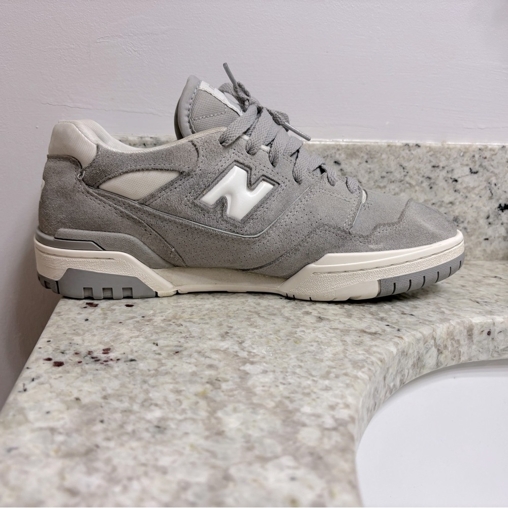 New Balance Men’s size 10 Grey Suede 550s